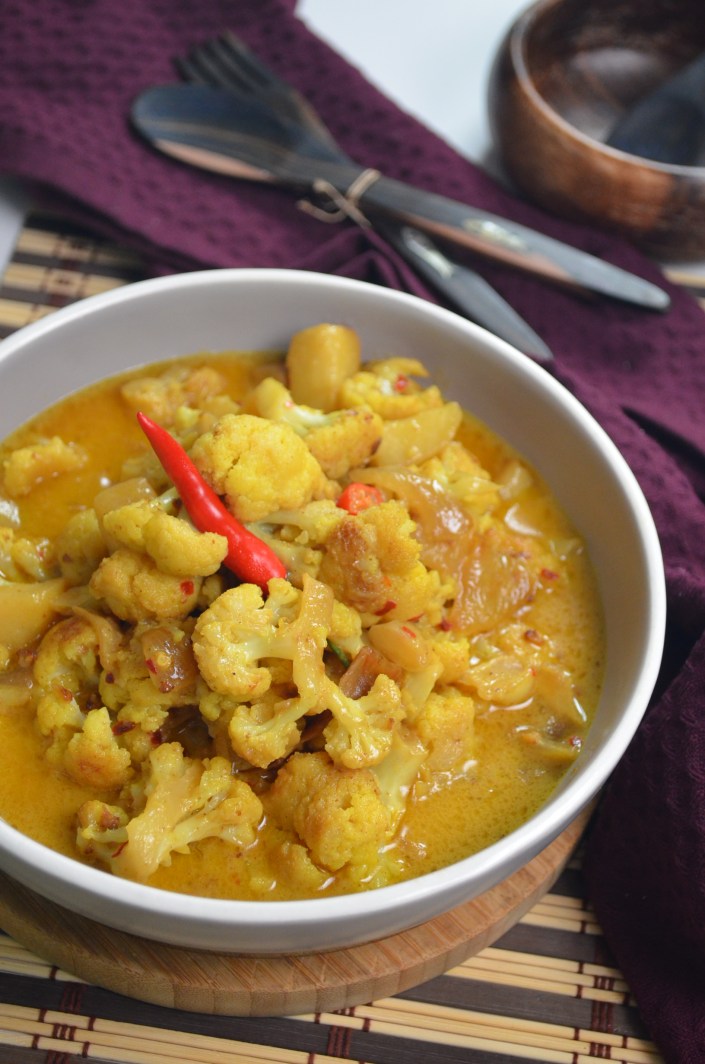 Cauliflower and Potato Curry in Coconut Sauce