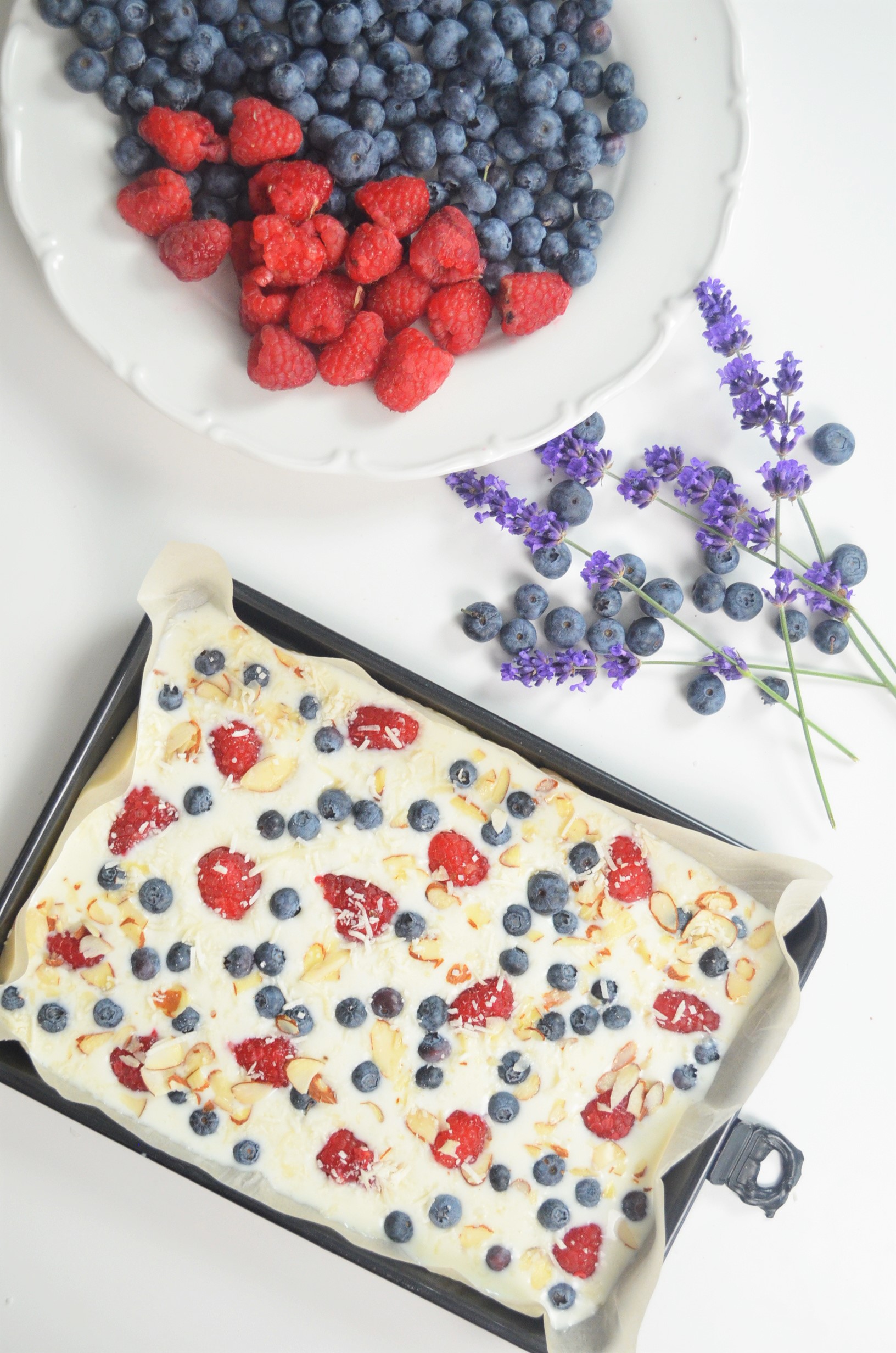 Berries and Almond Frozen Yogurt Bark