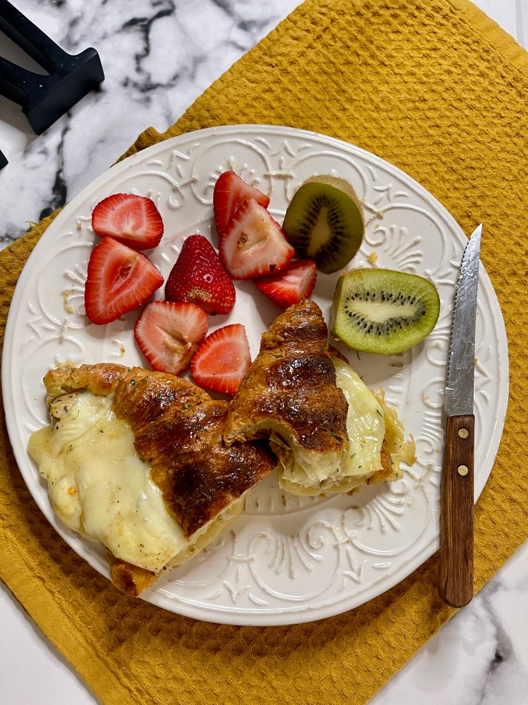 [VIDEO] Baked Cheesy Croissant French Toast