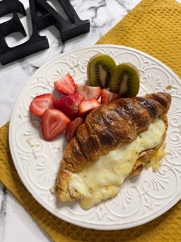 [VIDEO] Baked Cheesy Croissant French Toast